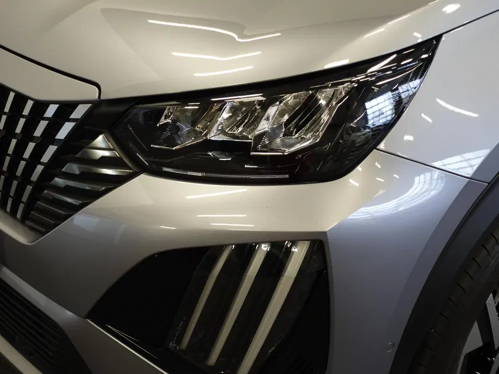 Peugeot 2008 1.2 PureTech 130pk Automaat Allure Navigat uit 2024, foto 4