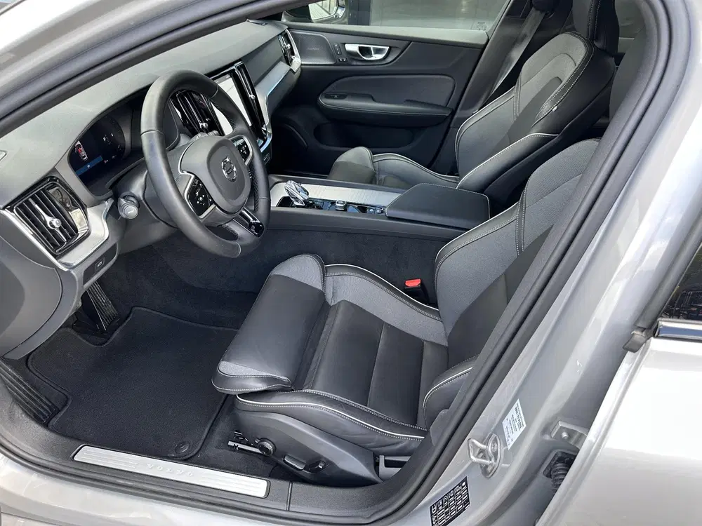 Volvo V60 2.0 B4 Plus Dark Silver Dawn uit 2025, foto 8