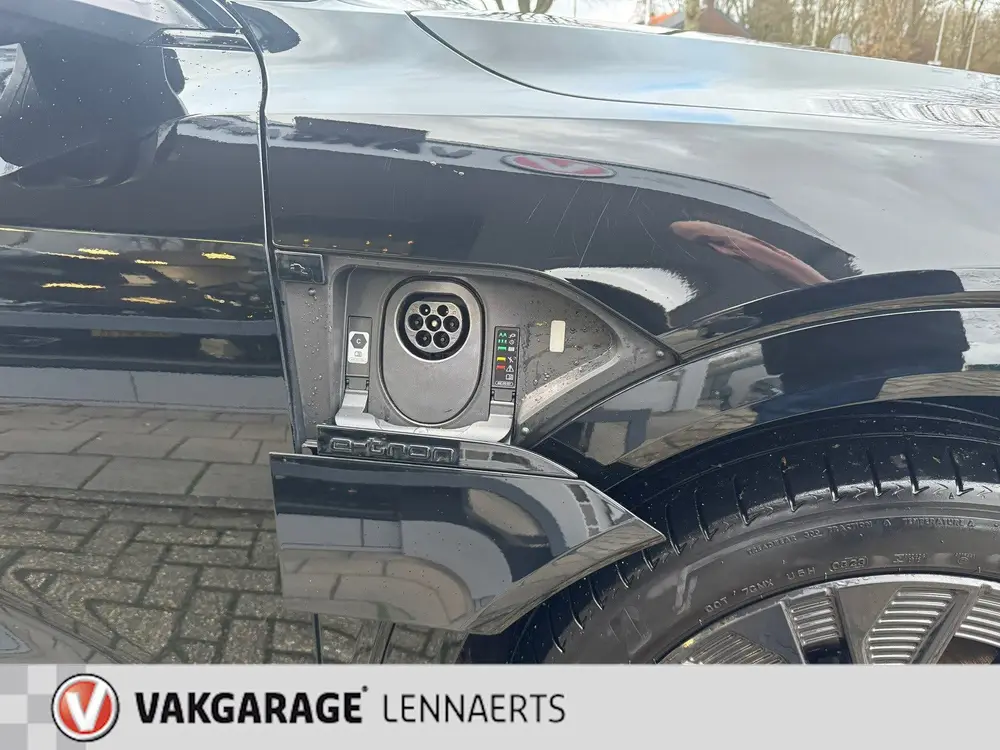 Audi Q8 50 quattro S Edition uit 2023, foto 11