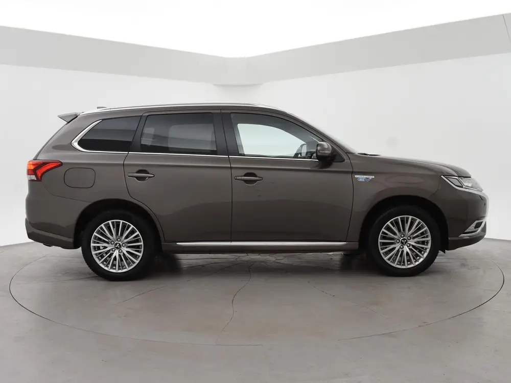 Mitsubishi Outlander 2.4 PHEV INTENSE+ 4WD + LEDER EXCLUSIVE uit 2019, foto 11