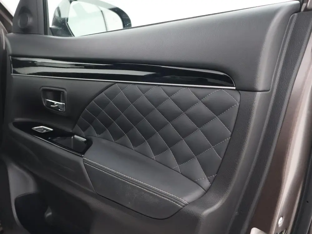 Mitsubishi Outlander 2.4 PHEV INTENSE+ 4WD + LEDER EXCLUSIVE uit 2019, foto 12