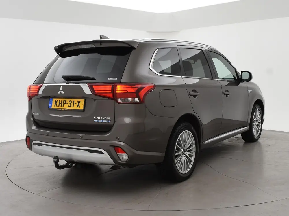 Mitsubishi Outlander 2.4 PHEV INTENSE+ 4WD + LEDER EXCLUSIVE uit 2019, foto 2