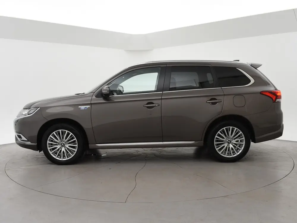 Mitsubishi Outlander 2.4 PHEV INTENSE+ 4WD + LEDER EXCLUSIVE uit 2019, foto 5