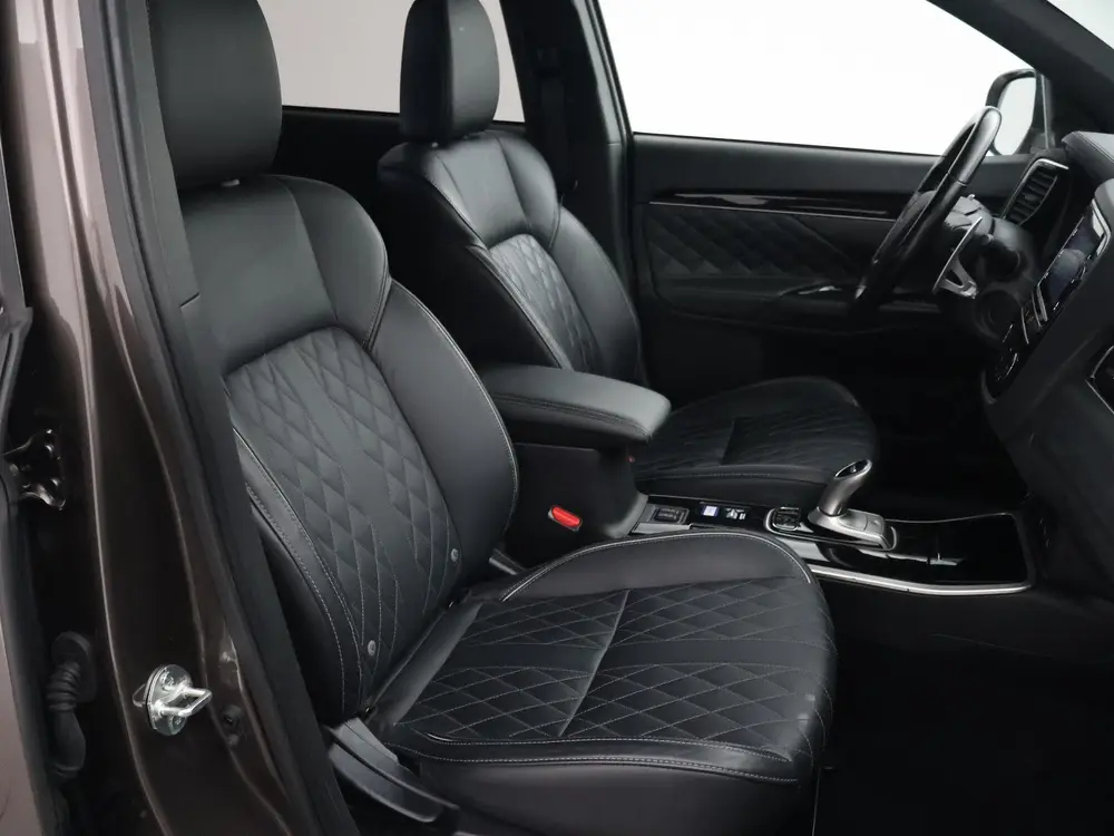 Mitsubishi Outlander 2.4 PHEV INTENSE+ 4WD + LEDER EXCLUSIVE uit 2019, foto 8
