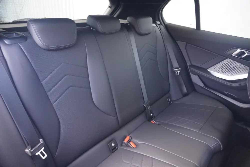 BMW 1-serie 5-deurs 120 uit 2025, foto 9