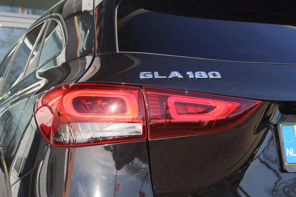Mercedes-Benz GLA 180 AMG-Line uit 2022, foto 19