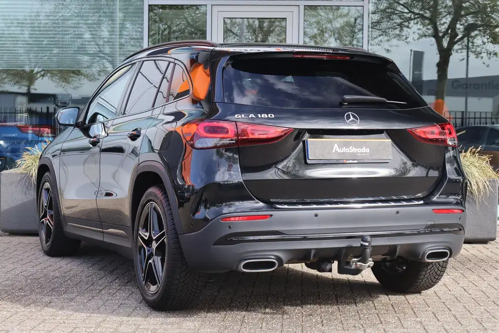Mercedes-Benz GLA 180 AMG-Line uit 2022, foto 2
