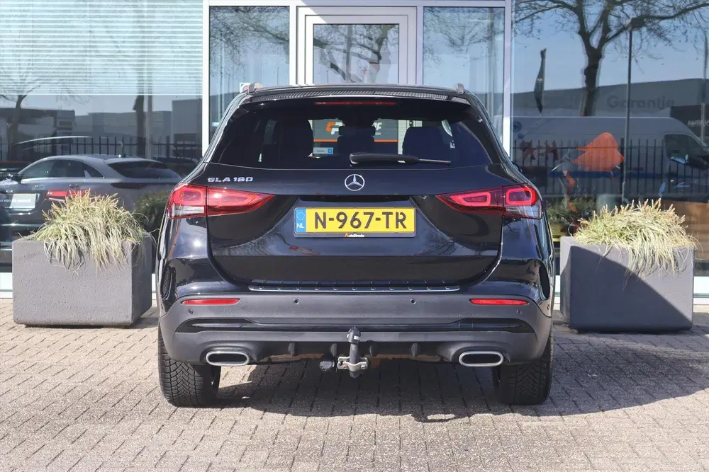 Mercedes-Benz GLA 180 AMG-Line uit 2022, foto 20