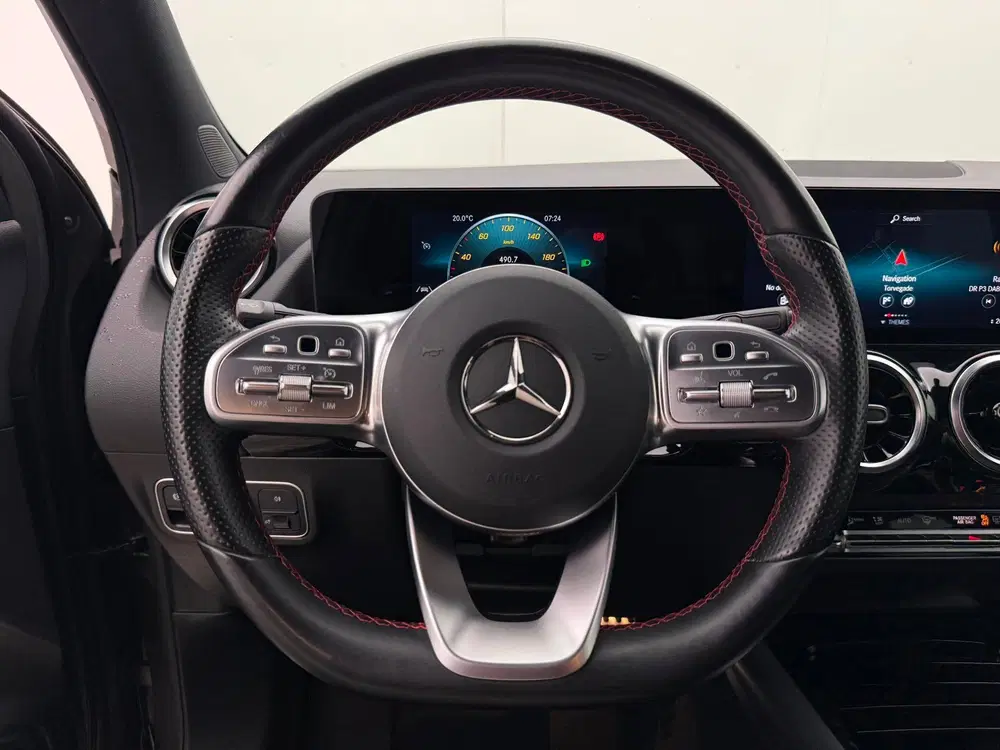 Mercedes-Benz GLA 200 AMG Line uit 2021, foto 16