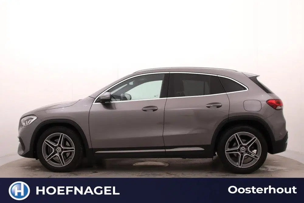 Mercedes-Benz GLA 200 AMG Line uit 2021, foto 2