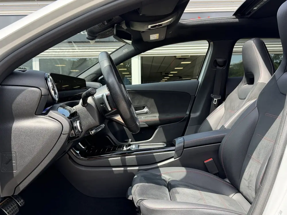 Mercedes-Benz A-Klasse 250 e AMG Line uit 2023, foto 2