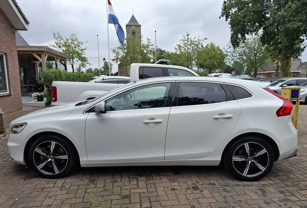 Volvo V40 1.5 T3 Polar+ Sport R-Design Dealer onderh uit 2019, foto 11