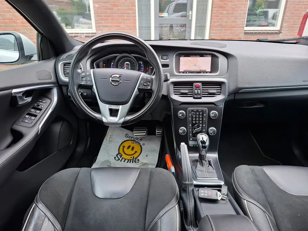 Volvo V40 1.5 T3 Polar+ Sport R-Design Dealer onderh uit 2019, foto 12