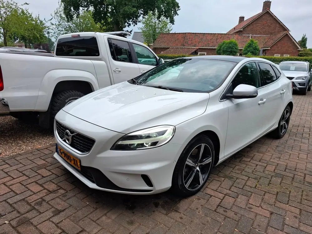 Volvo V40 1.5 T3 Polar+ Sport R-Design Dealer onderh uit 2019, foto 13
