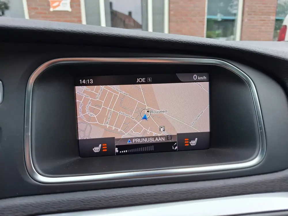 Volvo V40 1.5 T3 Polar+ Sport R-Design Dealer onderh uit 2019, foto 15