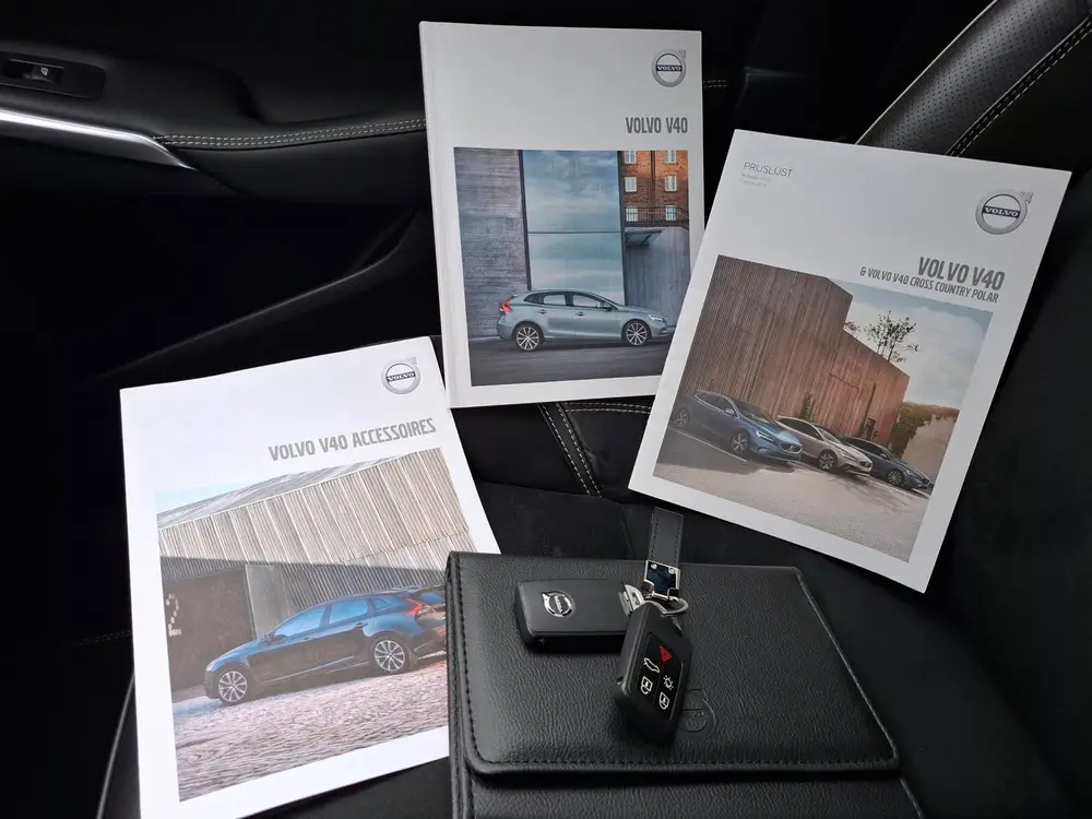 Volvo V40 1.5 T3 Polar+ Sport R-Design Dealer onderh uit 2019, foto 17