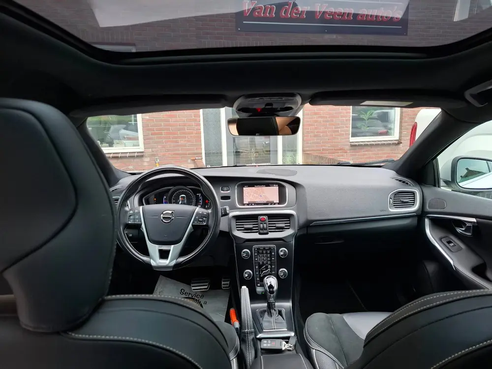 Volvo V40 1.5 T3 Polar+ Sport R-Design Dealer onderh uit 2019, foto 2