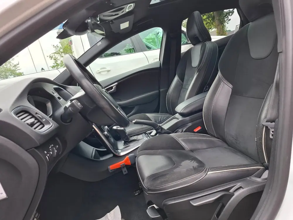 Volvo V40 1.5 T3 Polar+ Sport R-Design Dealer onderh uit 2019, foto 4