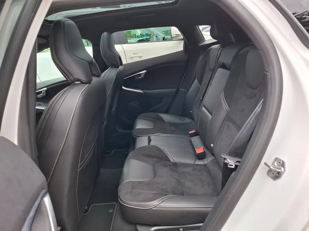 Volvo V40 1.5 T3 Polar+ Sport R-Design Dealer onderh uit 2019, foto 5