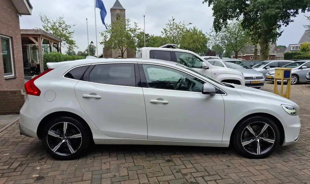Volvo V40 1.5 T3 Polar+ Sport R-Design Dealer onderh uit 2019, foto 6