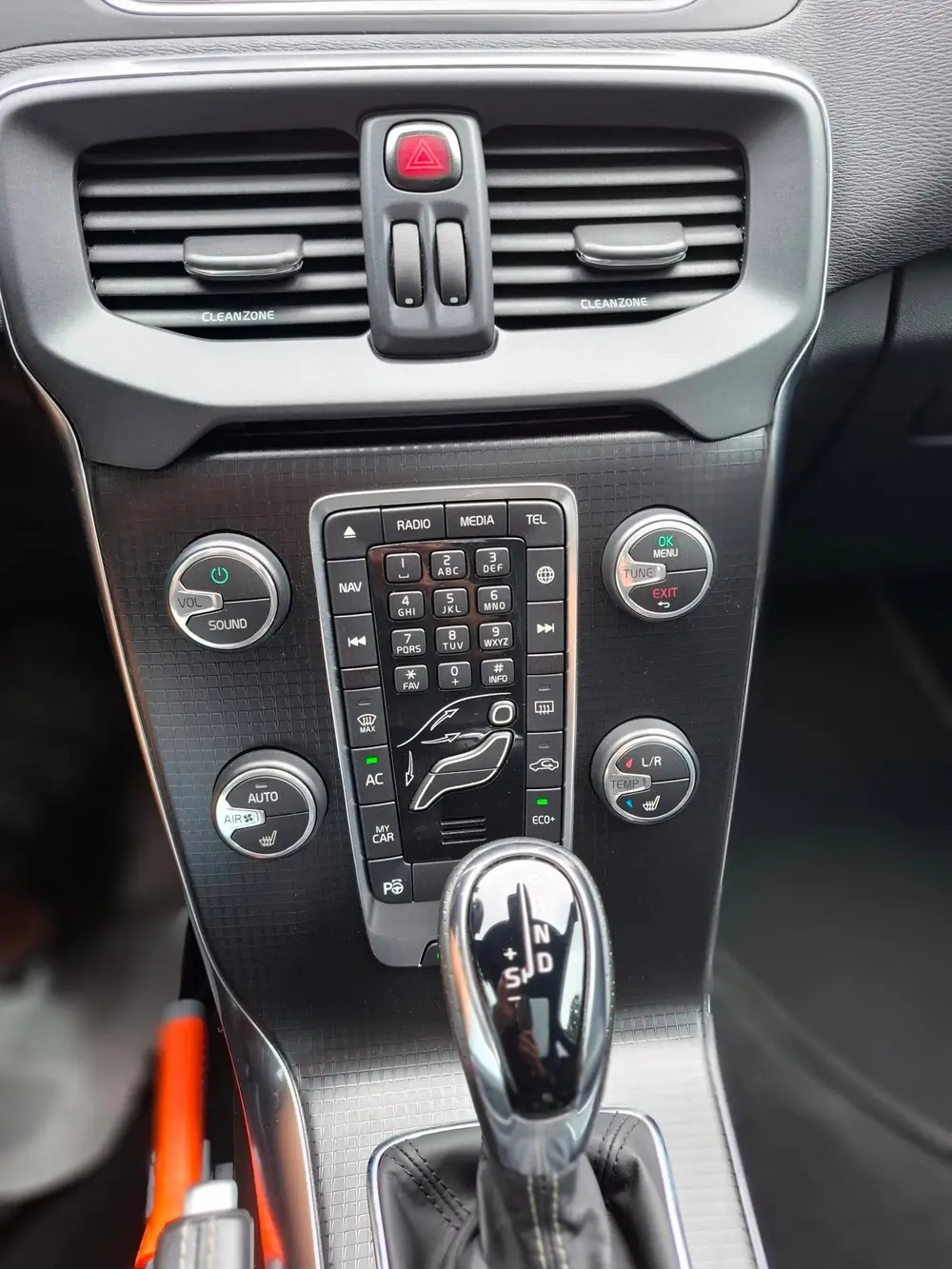 Volvo V40 1.5 T3 Polar+ Sport R-Design Dealer onderh uit 2019, foto 8