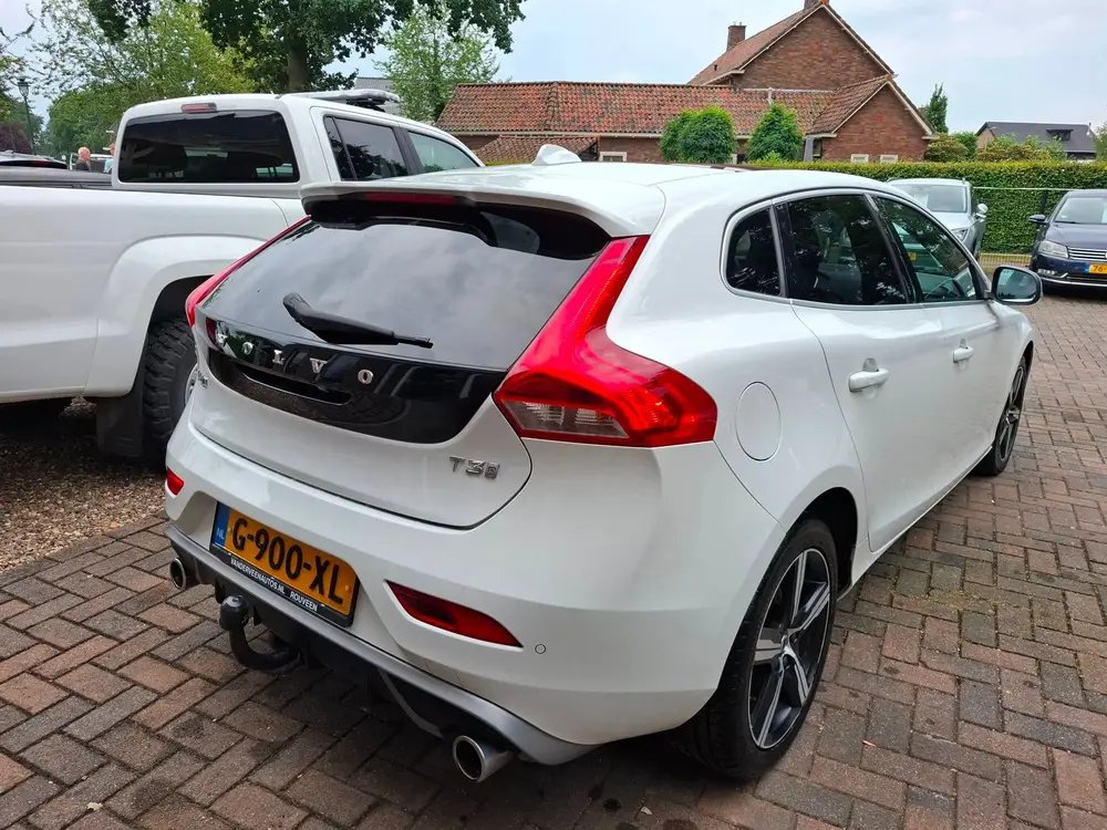 Volvo V40 1.5 T3 Polar+ Sport R-Design Dealer onderh uit 2019, foto 9