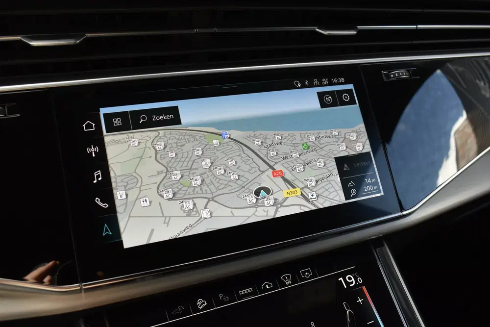 Audi Q8 55 TFSI e Quattro Pro Line S uit 2021, foto 11