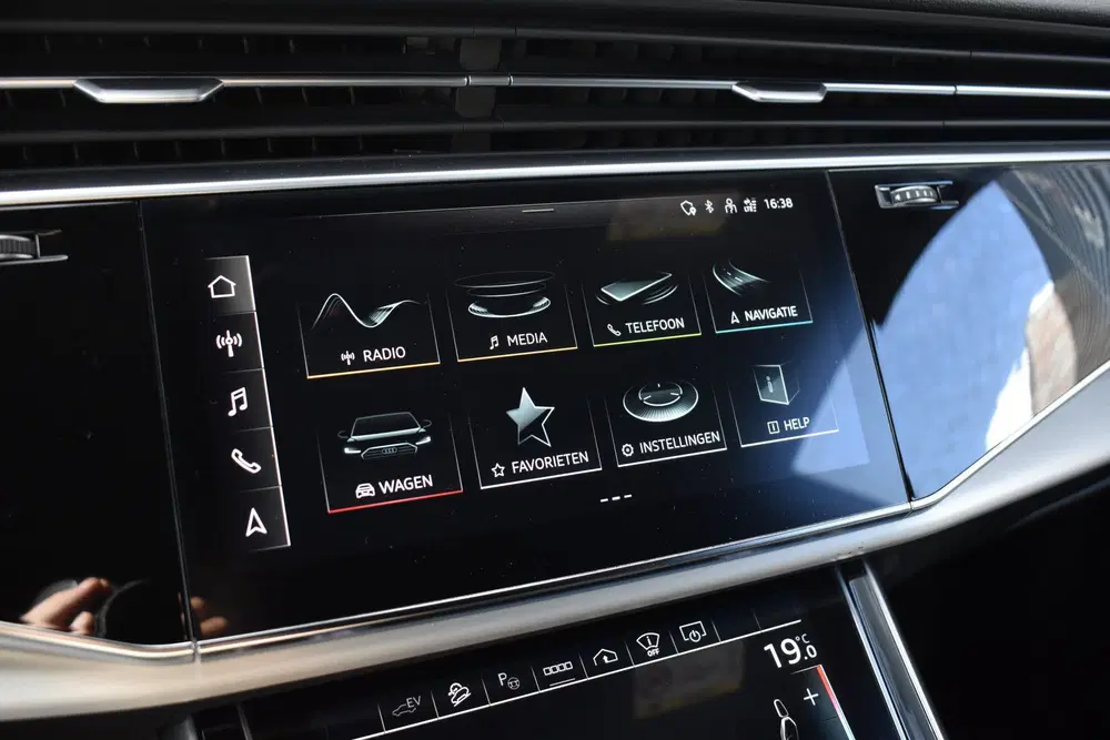 Audi Q8 55 TFSI e Quattro Pro Line S uit 2021, foto 13