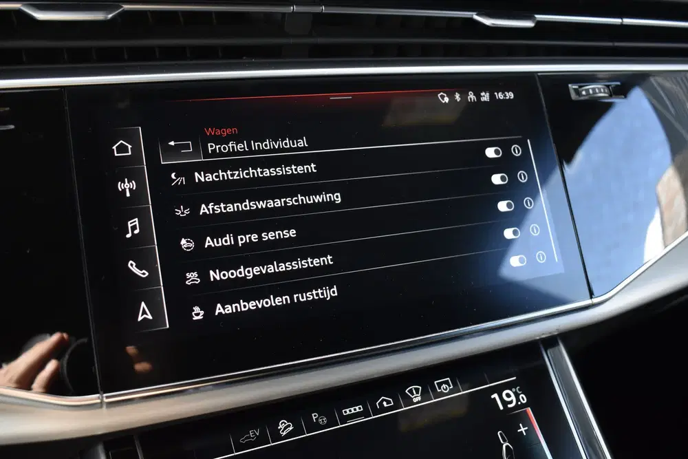 Audi Q8 55 TFSI e Quattro Pro Line S uit 2021, foto 14