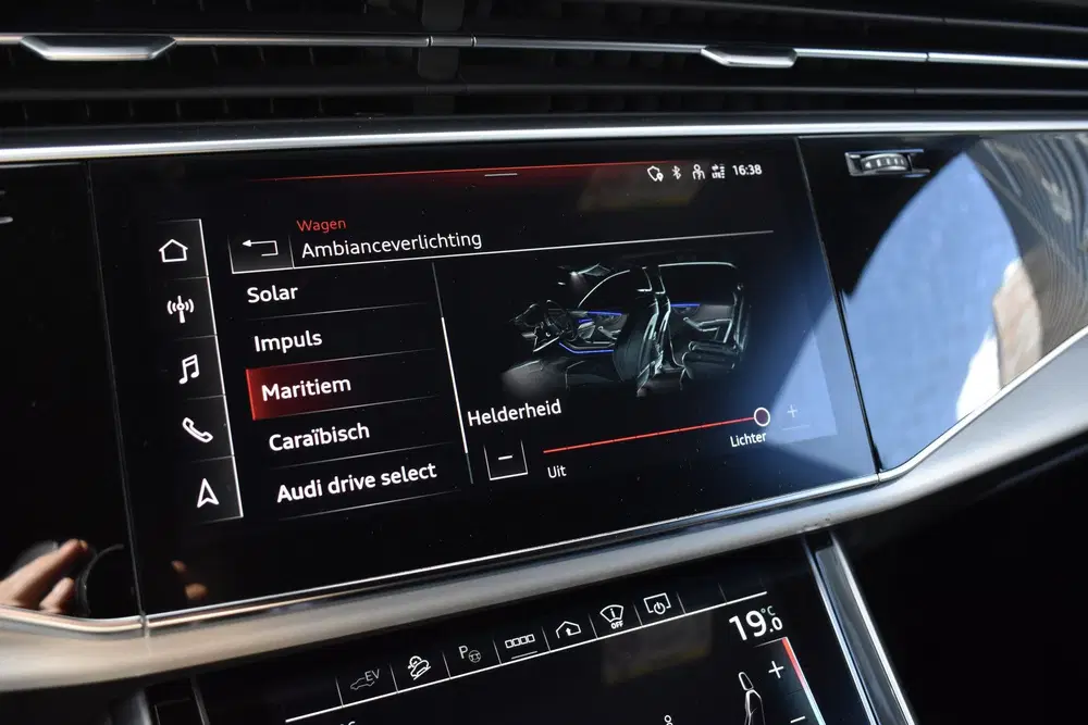 Audi Q8 55 TFSI e Quattro Pro Line S uit 2021, foto 15