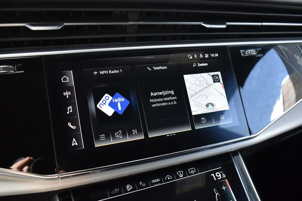 Audi Q8 55 TFSI e Quattro Pro Line S uit 2021, foto 17
