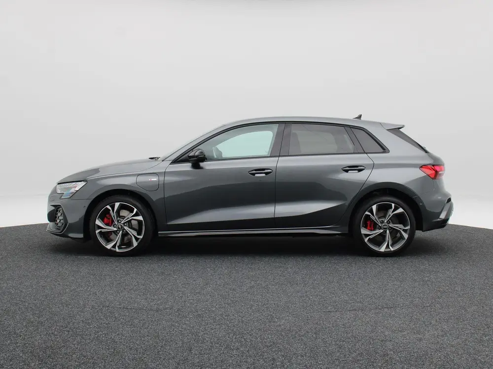 Audi A3 45 TFSi e 272 Pk S-Line Competition uit 2025, foto 8
