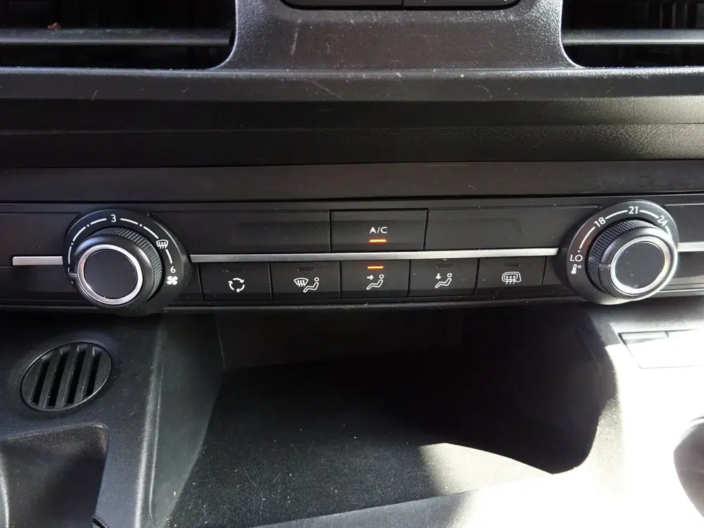 Peugeot Partner 1.2 PureTech Pro BENZINE AIRCO NAVI CRUISE uit 2022, foto 13