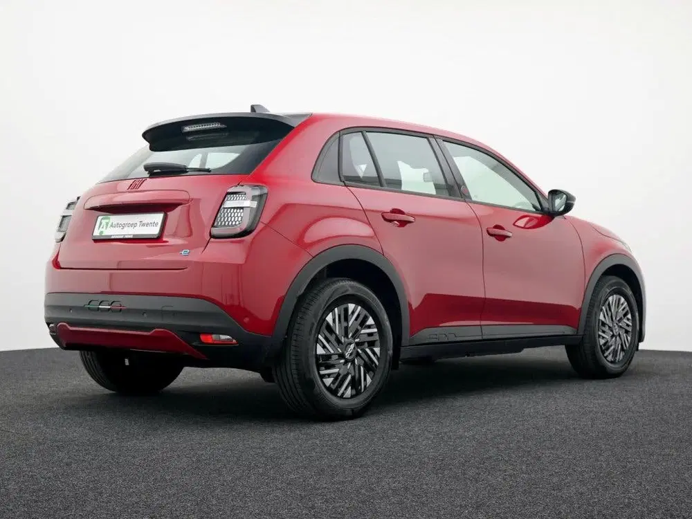 Fiat 600e RED 54 kWh uit 2024, foto 2