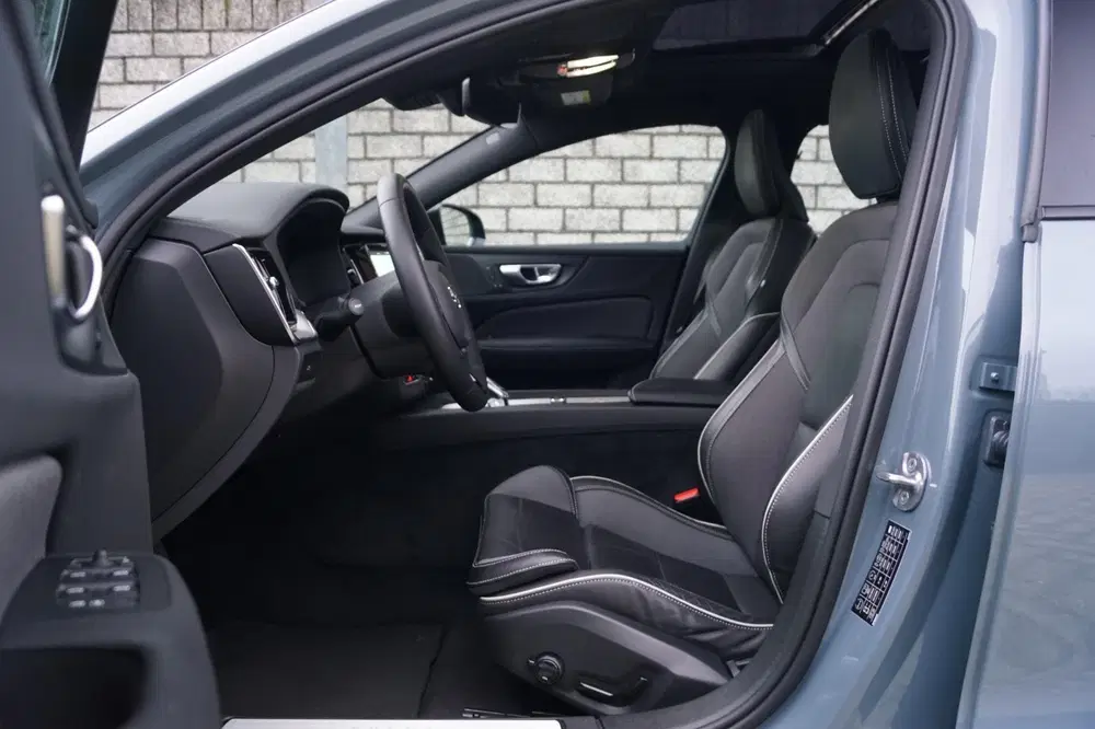 Volvo S60 2.0 B4 Plus Dark Autom Panodak Luxe Leder uit 2024, foto 4