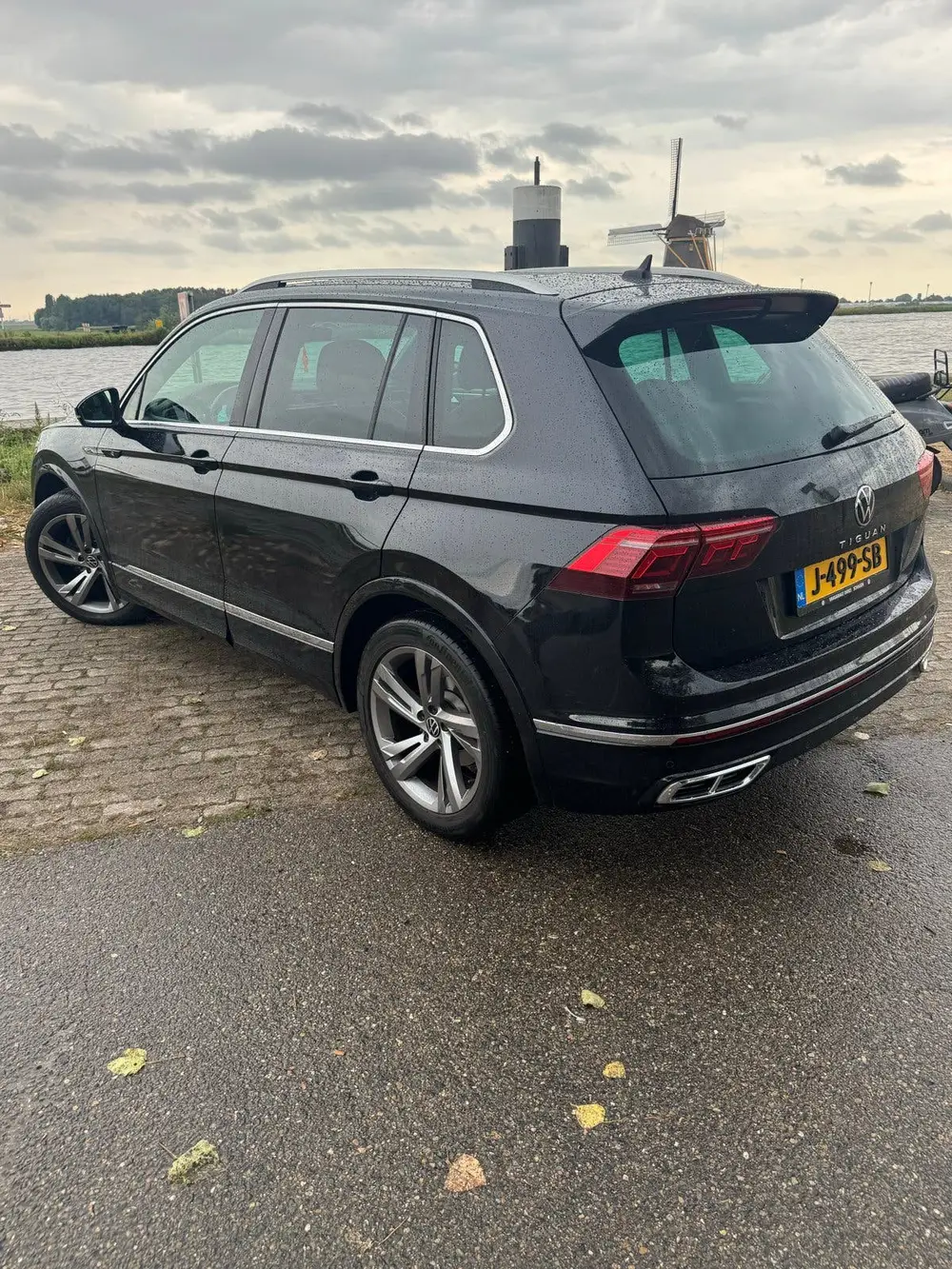 Volkswagen Tiguan R-Line 1.5 TSI ACT 150pk DSG 2020 Zwart uit 2020, foto 2