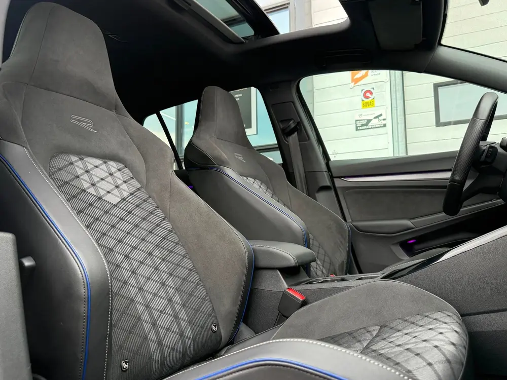 Volkswagen Golf 1.5 eTSI R-Line Edition| PANO| HUD| uit 2025, foto 10