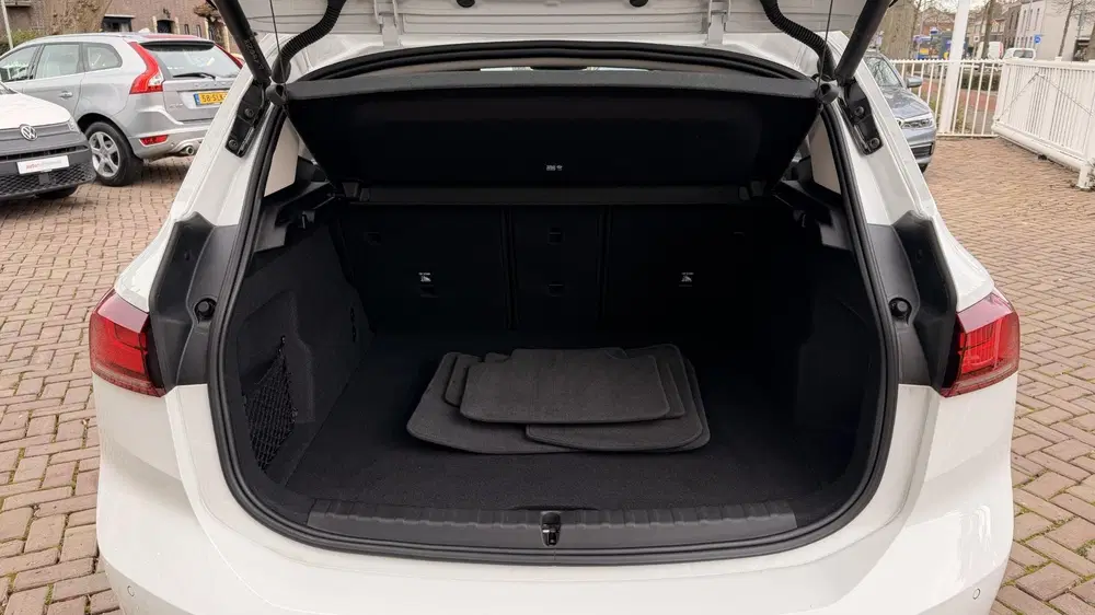 BMW 2-serie 218i uit 2023, foto 10