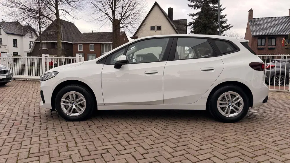 BMW 2-serie 218i uit 2023, foto 2