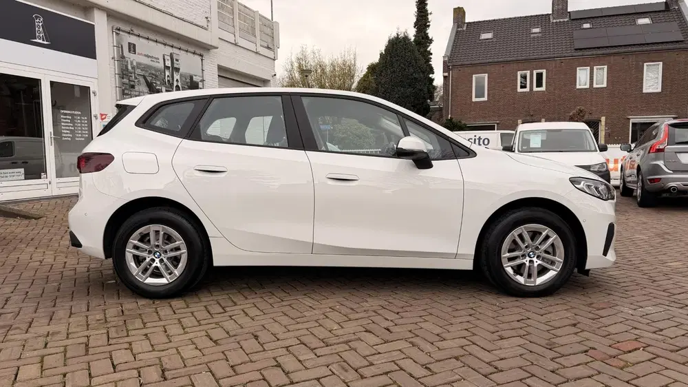 BMW 2-serie 218i uit 2023, foto 6