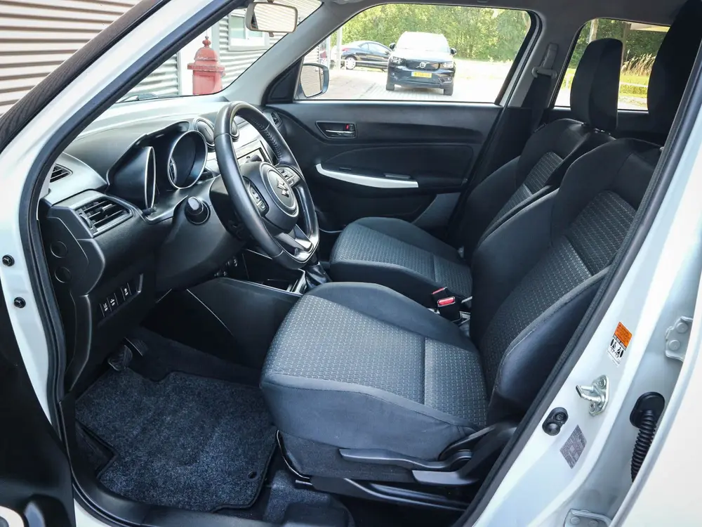 Suzuki Swift 1.2 Stijl | Airco | Navi | Cruise | Stoelverwar uit 2019, foto 2