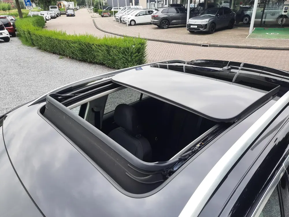 Volkswagen T-Roc 1.5 TSI 150pk Style (Pano,Haak,Camera,Navi) uit 2020, foto 2