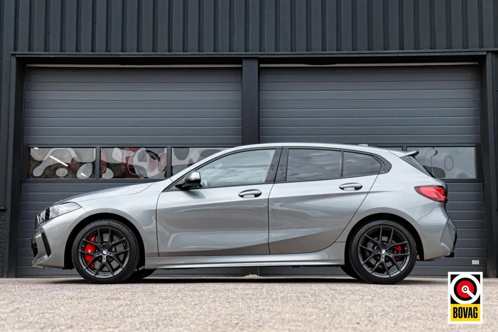 BMW 1-serie 118i M-Sport M-Pakket Shadow uit 2023, foto 2