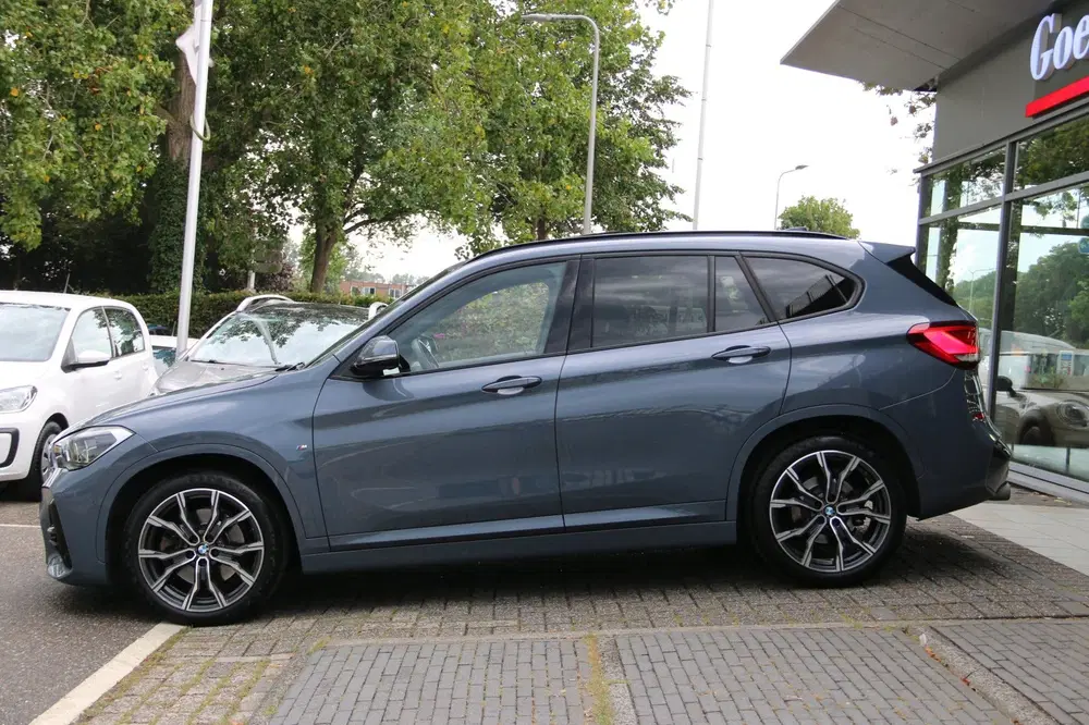 BMW X1 SDrive20i High Executive Edition M-PAKKET uit 2019, foto 3