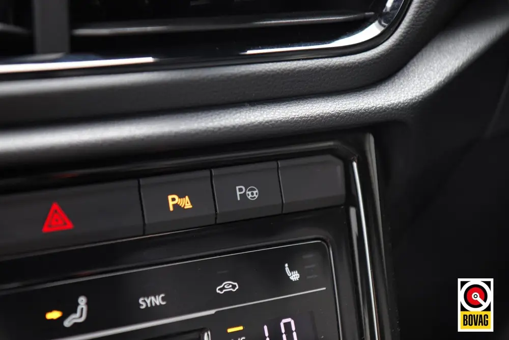 Volkswagen T-Roc 1.5 TSI 3x R-Line|IQ-LIGHT|PANO|CAMERA|MEMO uit 2023, foto 17