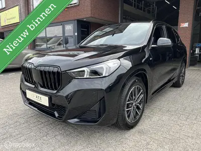 BMW X1 sDrive18i M-PAKKET*PANO-DAK*LED*CRUISE*PDC uit 2025