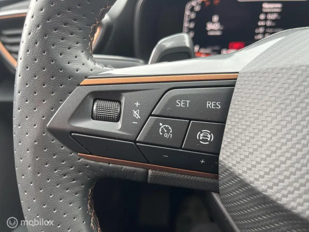 Cupra Leon 1.5 eTSI LED*NAVI*CAMERA*CRUISE*PDC*CARPLA uit 2024, foto 18