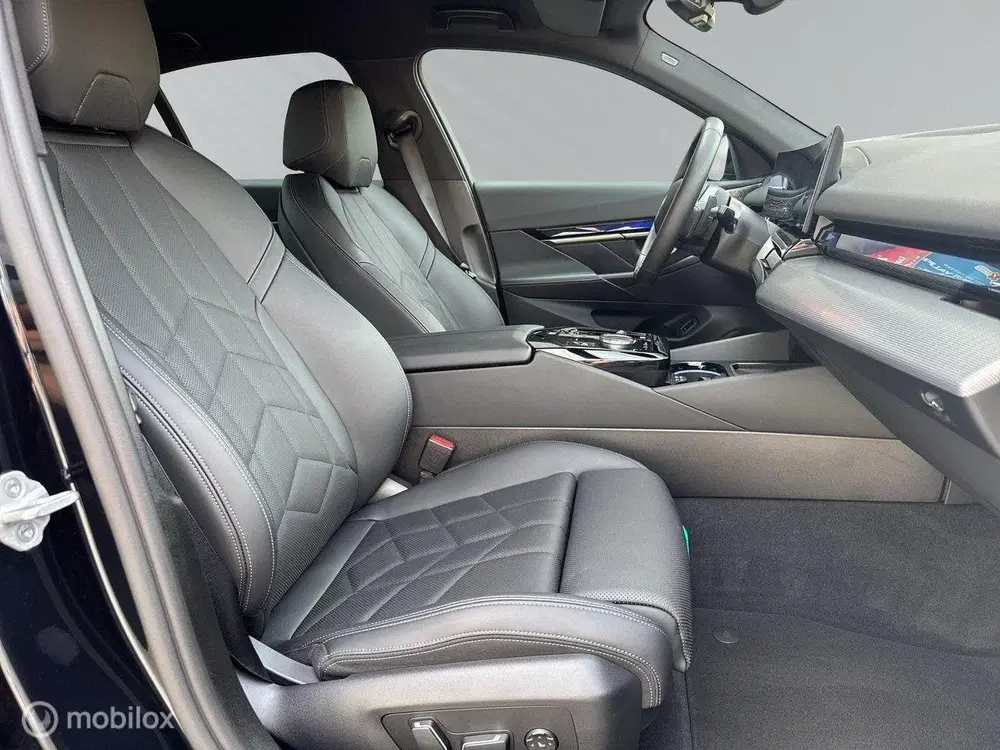 BMW 5-serie 530e xDrive uit 2025, foto 15