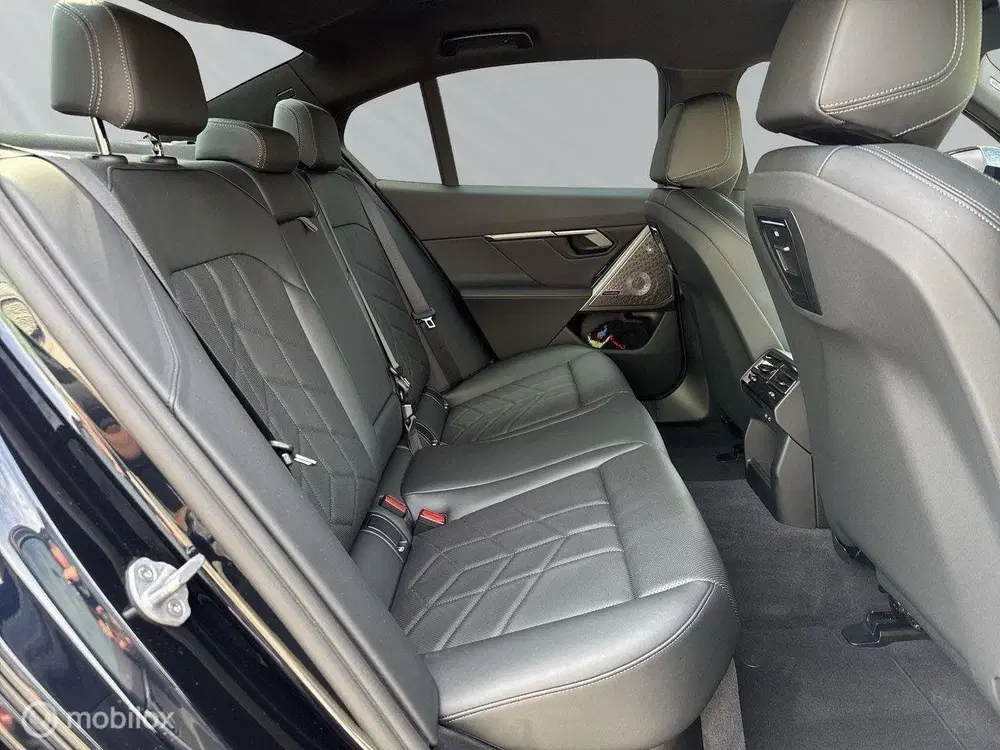 BMW 5-serie 530e xDrive uit 2025, foto 17