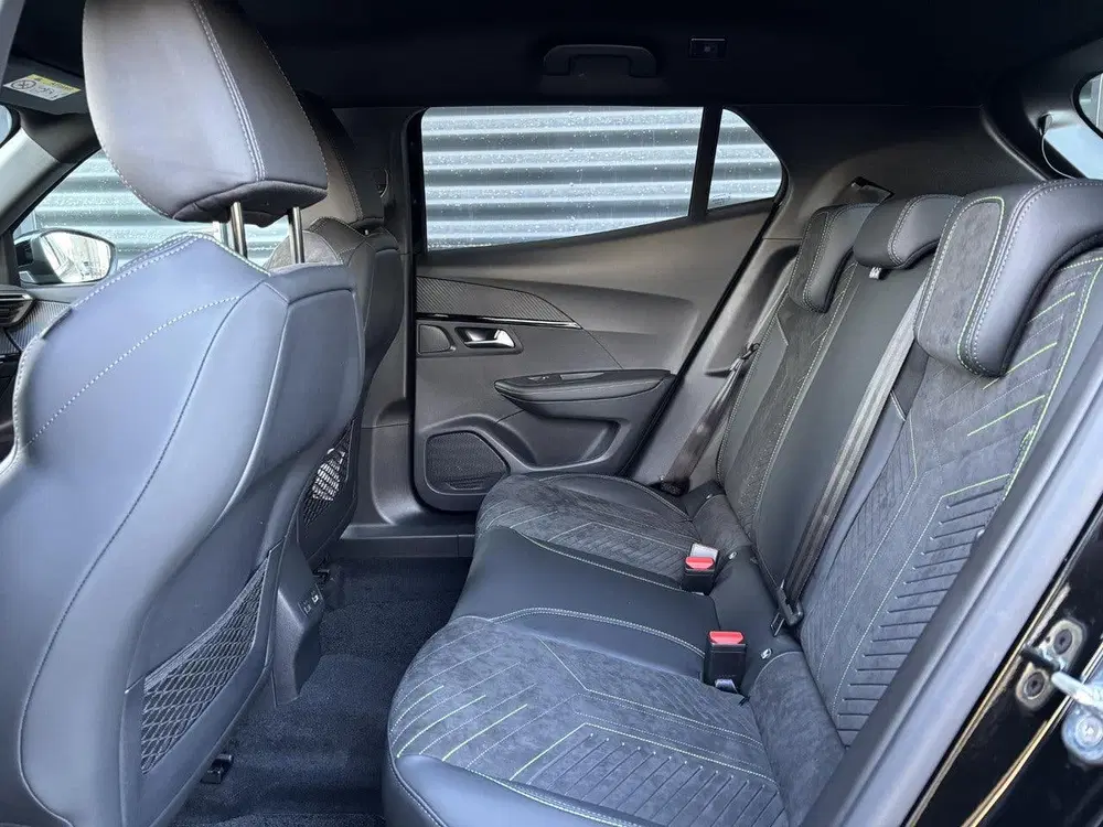 Peugeot 2008 1.2 Hybrid 145 GT uit 2026, foto 9